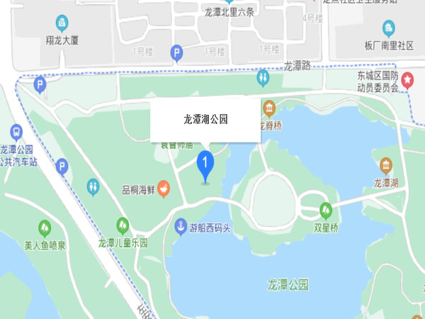 龍?zhí)逗?>龍?zhí)逗?，位于北京市東城區(qū)外城東南隅，龍須溝流經(jīng)此地，故命名為&ldquo;龍?zhí)逗?rdquo;。為古高梁河穿過的地區(qū)，屬海河流域北運河支流通惠河支流護城河水系。因明圍筑外城墻的窯坑積水形成，中華人民共和國建國后，疏挖成三處湖面，面積44.3萬多平方米，并于1980年代建成大型河湖公園（龍?zhí)逗珗@、北京游樂園、龍?zhí)段骱珗@）。也是南城雨水的調(diào)蓄湖泊</ul></div>
<div   id=