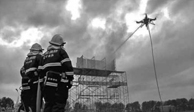 無人機(jī)攜帶水帶滅火實(shí)景